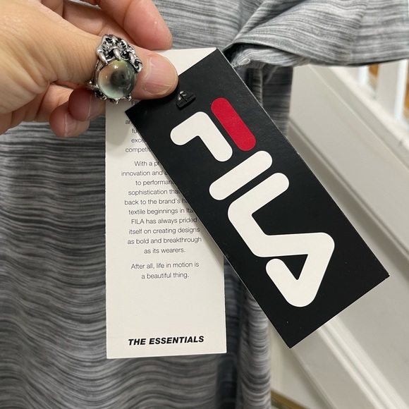 NWT Men’s Size Medium Fila Short Sleeve Quick Dry Logo Print Tee Rainfall Grey - Picture 6 of 9